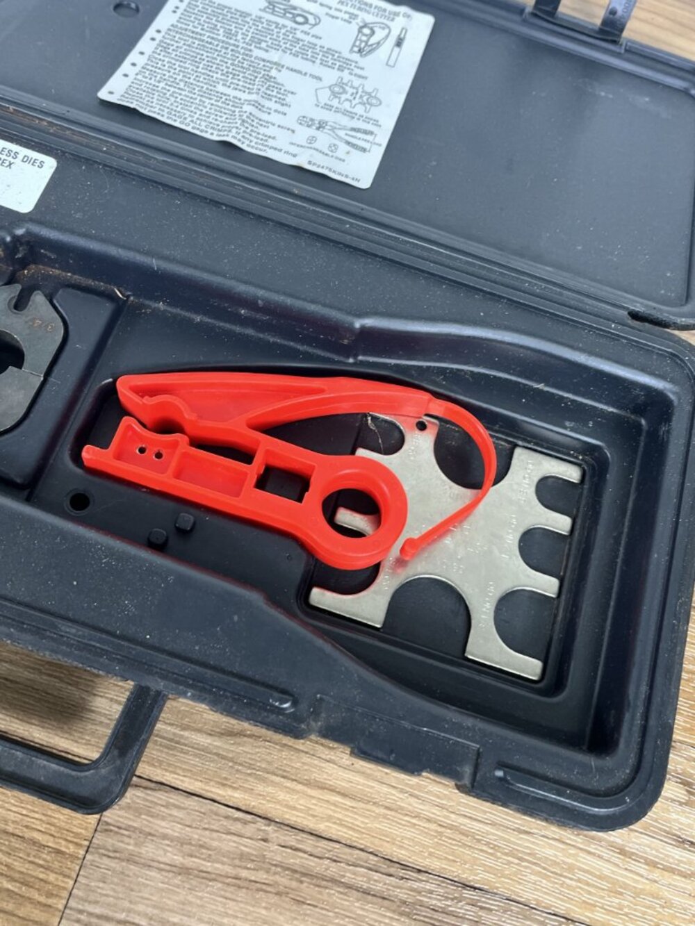 SharkBite 23100 Multi-Head 5000 lbs Force 3/8" to 1" PEX Crimp Ring Tool Kit - Picture 6 of 10